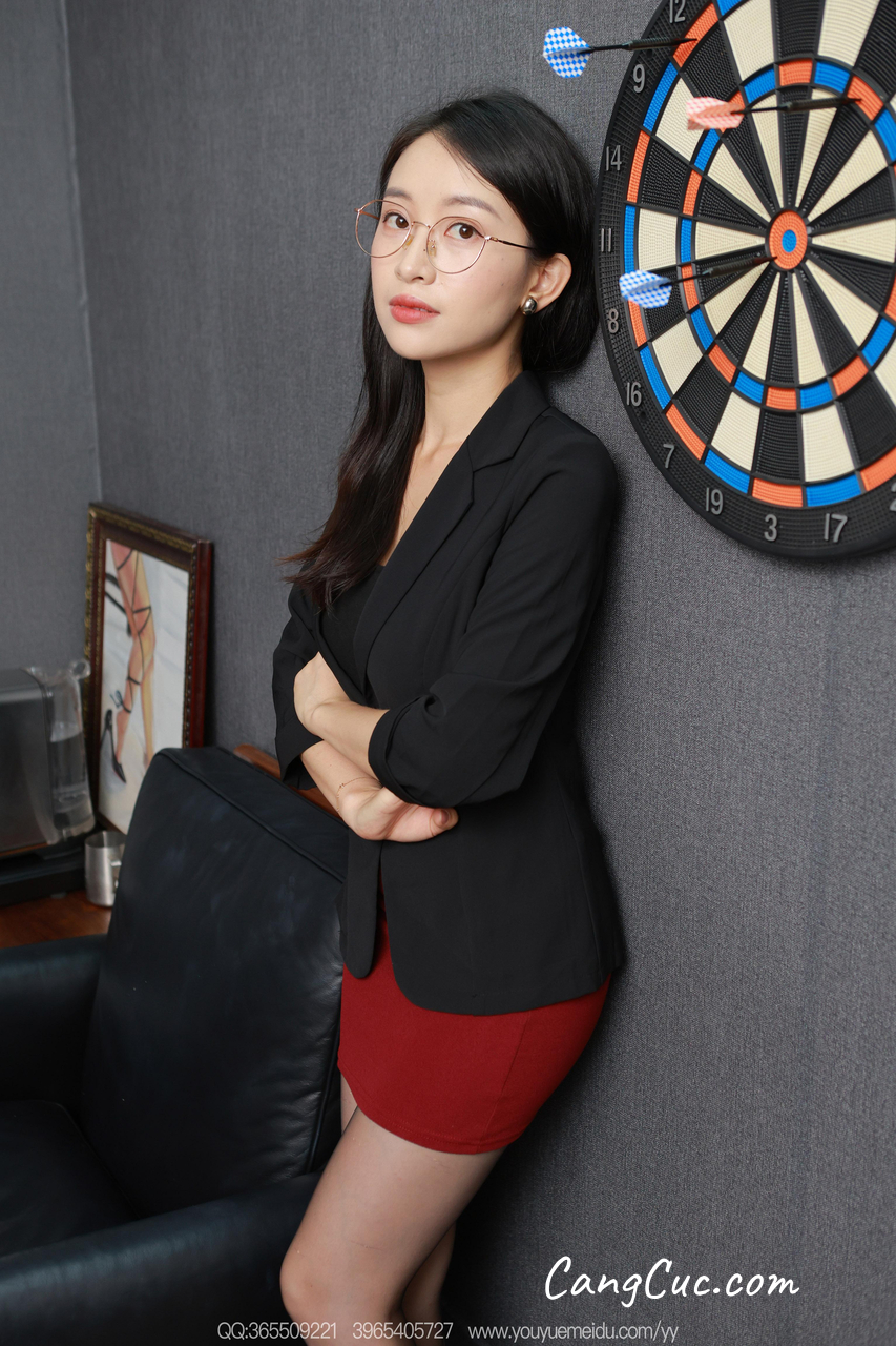 [IESS异思趣向] Pack-20260205-H 小婕 – 御姐包臀裙